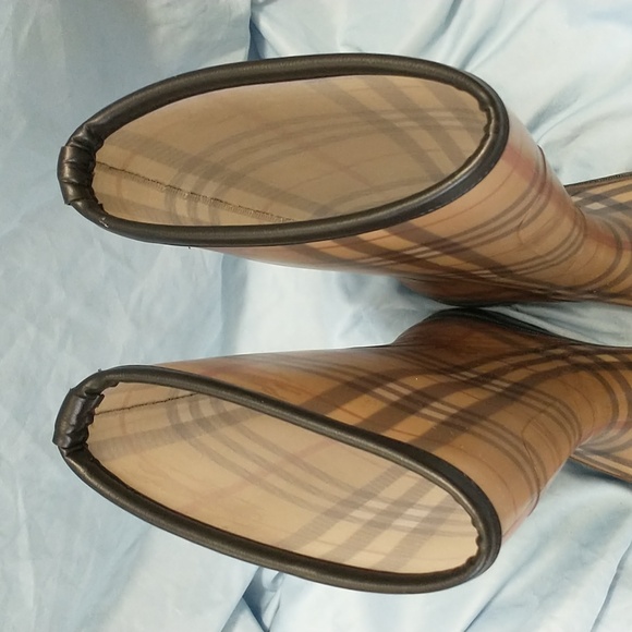 💯 Authentic Burberry Tan and Brown Checkered Rain Boots. (Size/37) - Picture 11 of 16